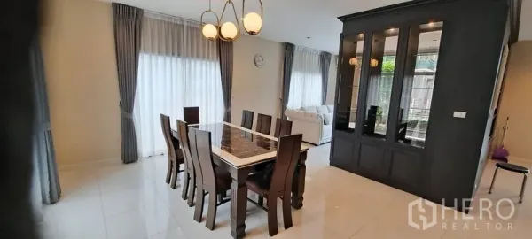 บ้าน ให้เช่าในLat Krabang, Bangkok - โถงรับประทานอาหารแบบโอเพ่นสเปซ โต๊ะท็อปหินอ่อน โคมไฟแขวน และตู้โชว์บิวท์อิน