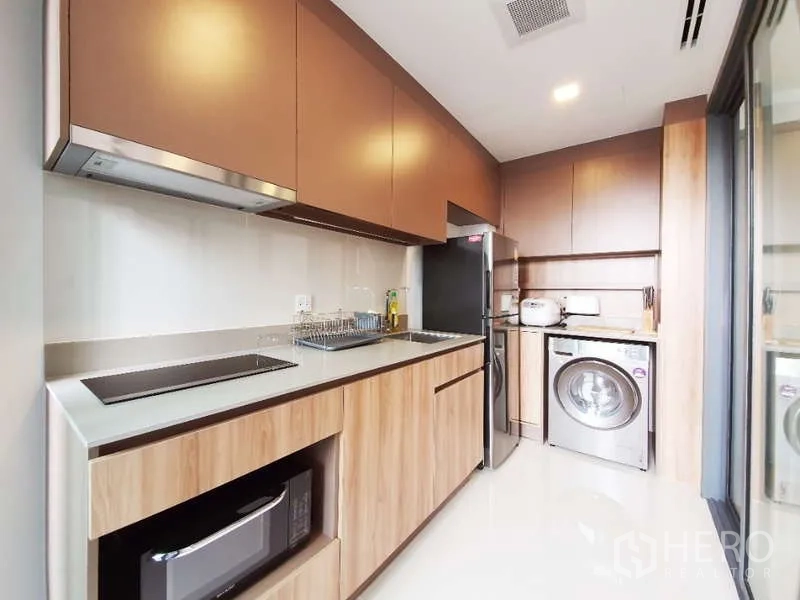 คอนโด ขายในWatthana, Bangkok - ครัวปิดสไตล์โมเดิร์น ตู้บิลท์อิน เตาไฟฟ้า ตู้เย็น ไมโครเวฟ และเครื่องซักผ้า