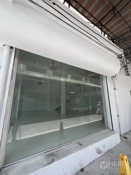 พื้นที่ขายปลีก ให้เช่าในKhlong Toei, Bangkok - ภาพระยะใกล้ของหน้าต่างโชว์สินค้าขนาดใหญ่ใต้กันสาดสีขาว