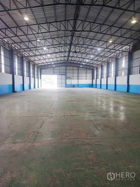 Warehouse for rent in Si Racha, Chon Buri - Wide column-free interior with high steel truss roof and skylights inside the warehouse.