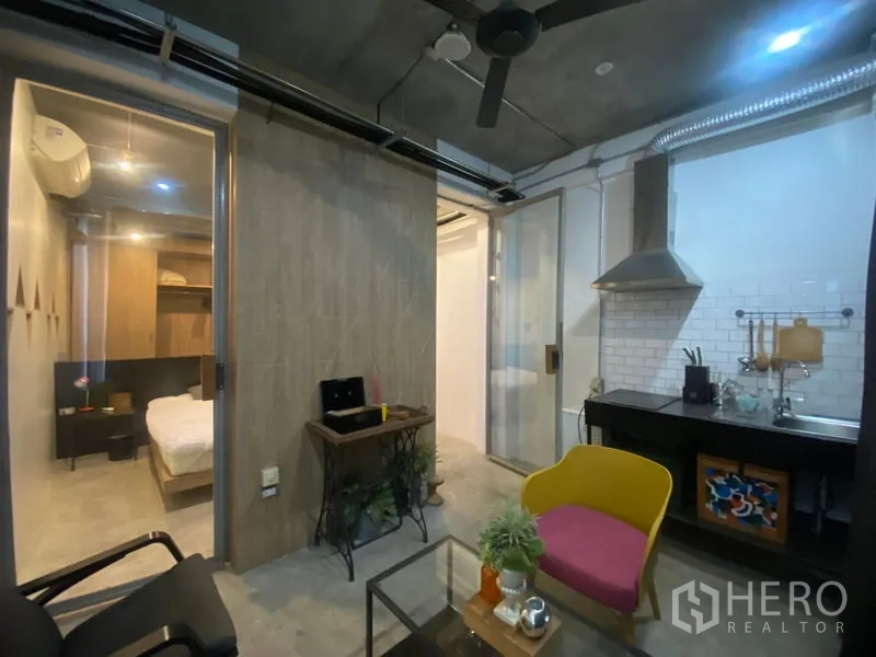 店屋 出租或出售在Khlong Toei, Bangkok - 起居区连接玻璃隔断卧室与地铁砖小厨房，配抽油烟机。