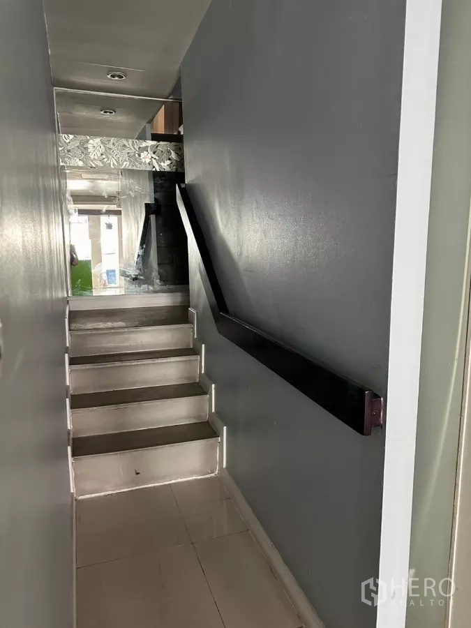 อาคารพาณิชย์ ขายในWatthana, Bangkok - บันไดราวจับสีเข้มพร้อมผนังกระจกเงาบริเวณพักบันได.