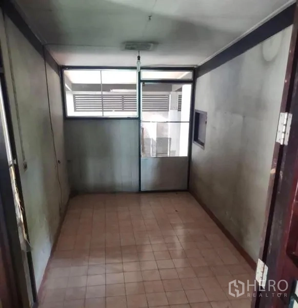 独立式住宅 出租 - 多功能房，瓷砖地面与推拉玻璃门