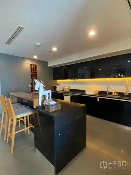 คอนโด ขายในKhlong San, Bangkok - ครัวสไตล์โมเดิร์น ตู้สีดำ ไอส์แลนด์ยาวพร้อมเคาน์เตอร์บาร์และไฟใต้ตู้