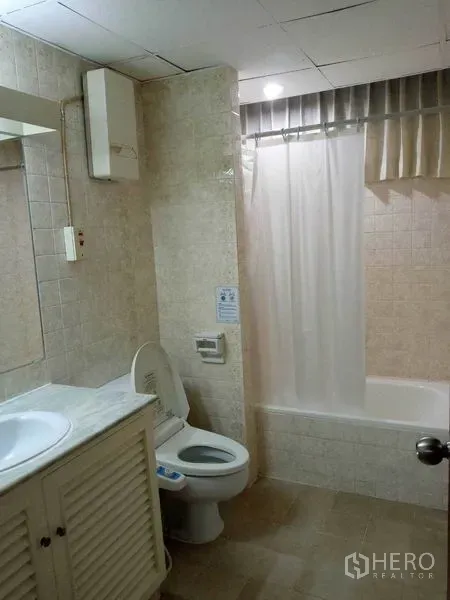 คอนโด ให้เช่าในWatthana, Bangkok - ห้องน้ำพร้อมอ่างอาบน้ำ ม่านอาบน้ำ เคาน์เตอร์ซิงก์ และผนังกระเบื้อง