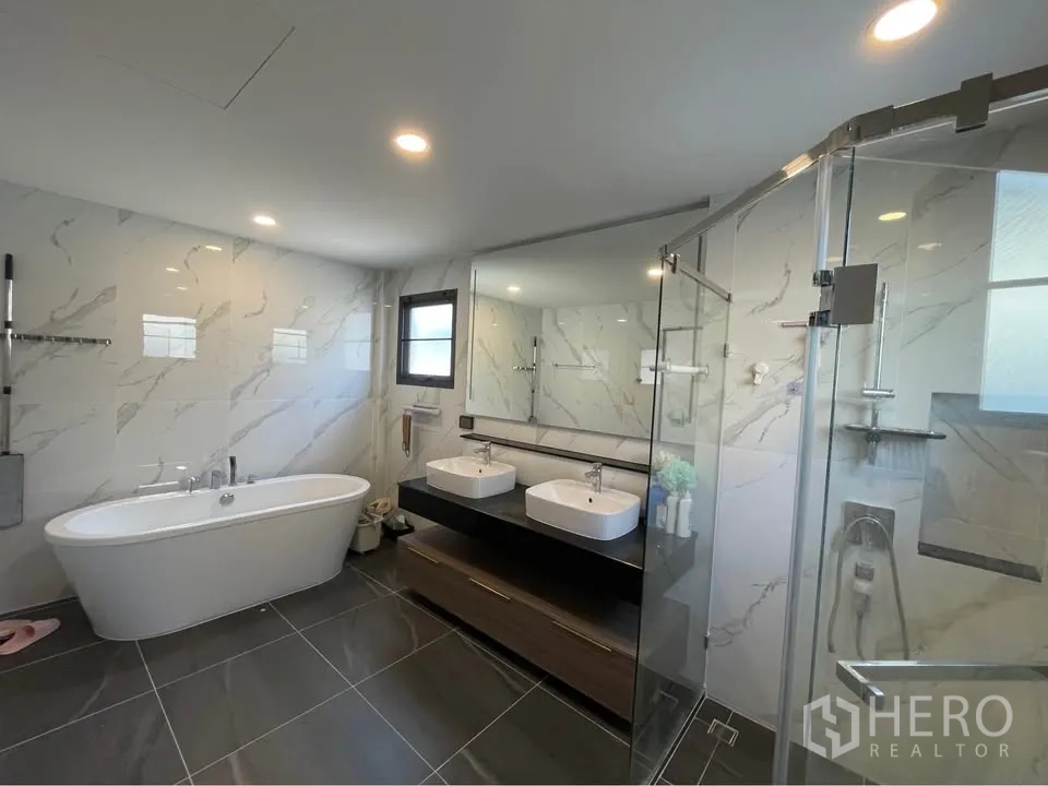 บ้านเดี่ยว for rent or sale in Bang Phli, Samut Prakan - ห้องน้ำหรูมีอ่างอาบน้ำเดี่ยว อ่างล้างหน้าคู่ และตู้ชาวเวอร์กระจก