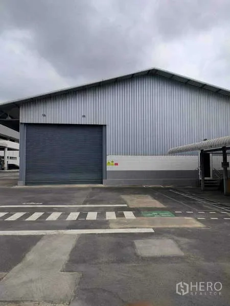Warehouse for rent in Lat Krabang, Bangkok - Steel-clad warehouse exterior with large roller shutter and crosswalk
