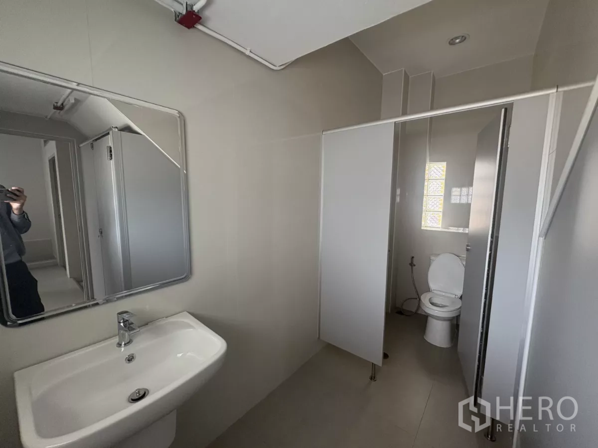 工厂 出租在Bang Phli, Samut Prakan - 卫生间，洗手盆与隔断通往坐便间