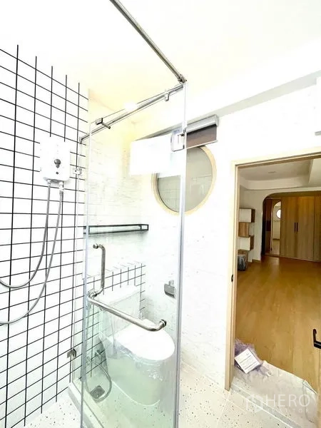 ทาวน์เฮาส์ ให้เช่าในKhlong Toei, Bangkok - ห้องน้ำสว่าง บ็อกซ์อาบน้ำกระจก ผนังลายตาราง