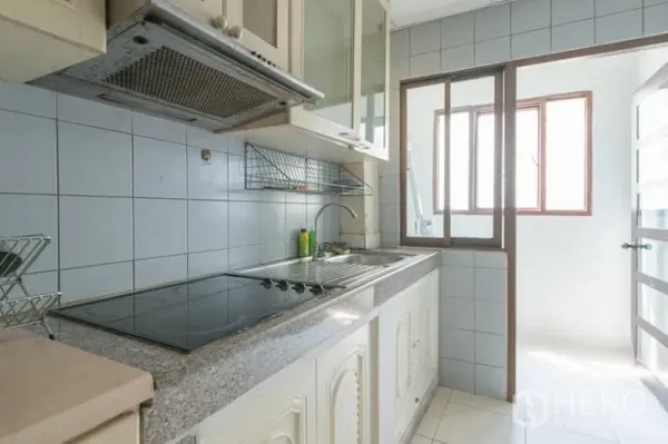 คอนโด ให้เช่าในWatthana, Bangkok - ครัวปูกระเบื้องแยกส่วน เตาไฟฟ้า เครื่องดูดควัน อ่างล้างจาน ตู้กระจก และมุมอเนกประสงค์มีหน้าต่าง