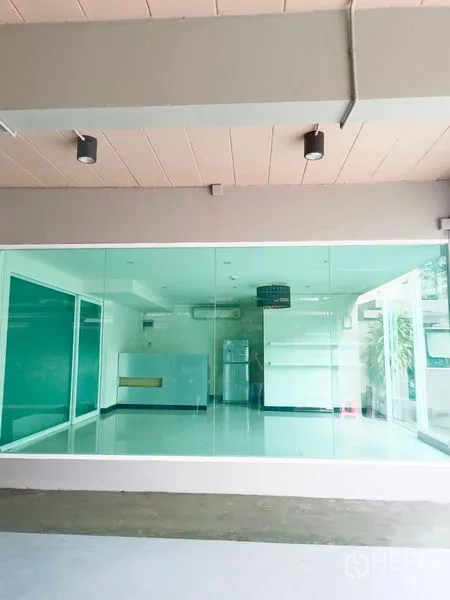 พื้นที่ขายปลีก ให้เช่า - หน้าร้านกว้างกระจกเต็มบาน ใต้ทางเดินมีหลังคา