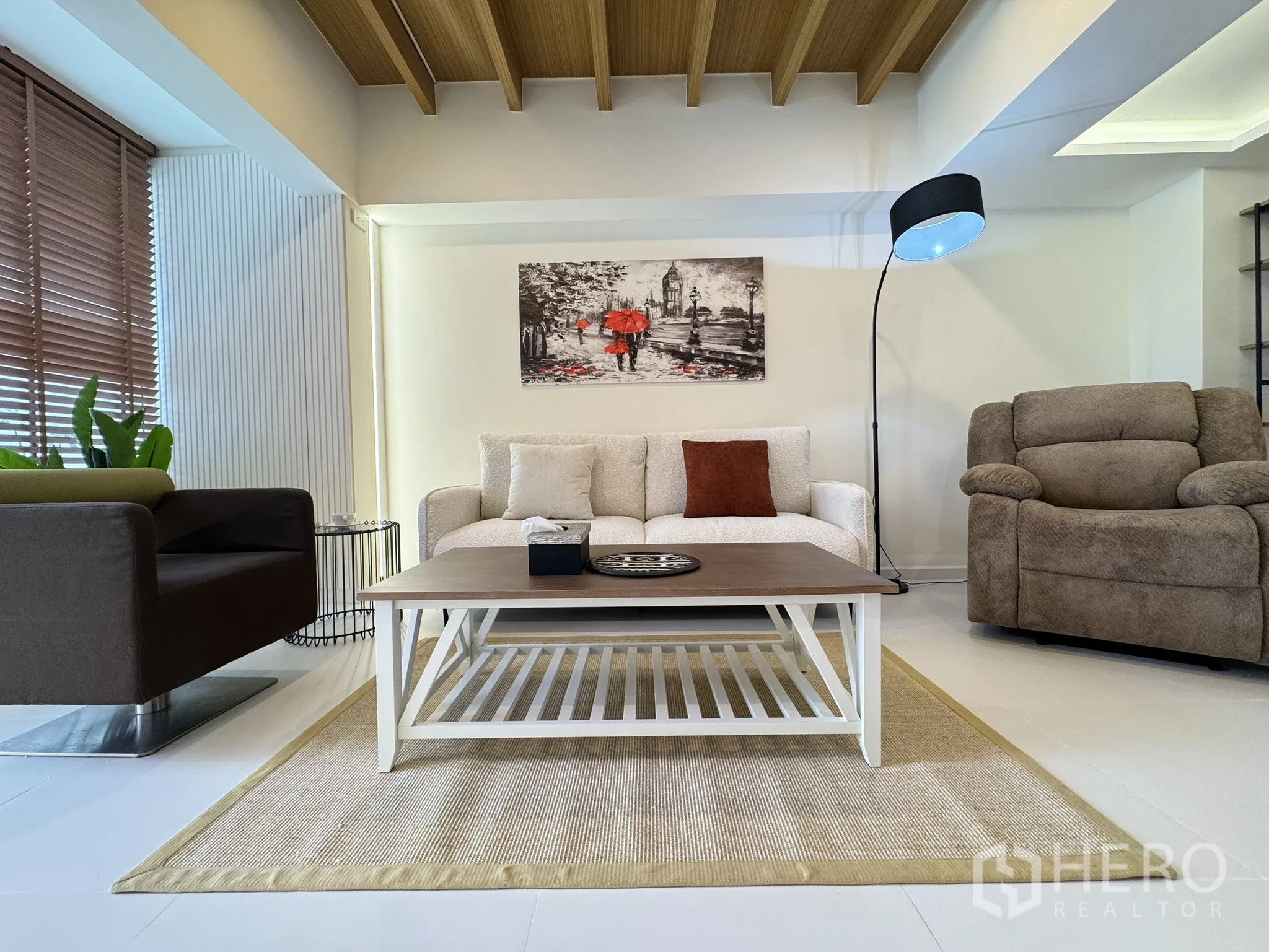 联排别墅 出售 - 正面客厅视角，沙发与落地灯。