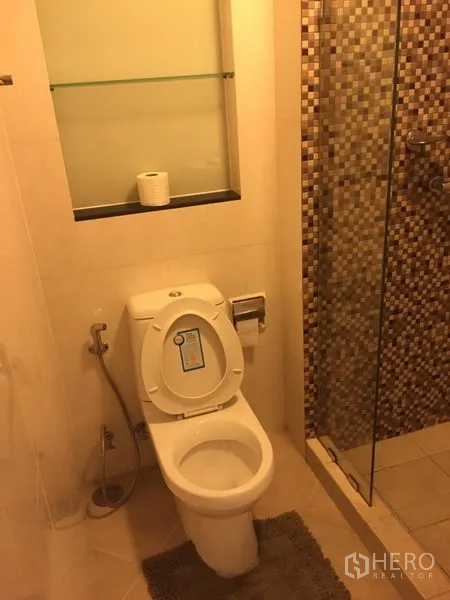 คอนโด ให้เช่าในPhaya Thai, Bangkok - ห้องน้ำสมัยใหม่ ฝักบัวกั้นกระจก กระเบื้องโมเสก และช่องวางของเหนือโถสุขภัณฑ์