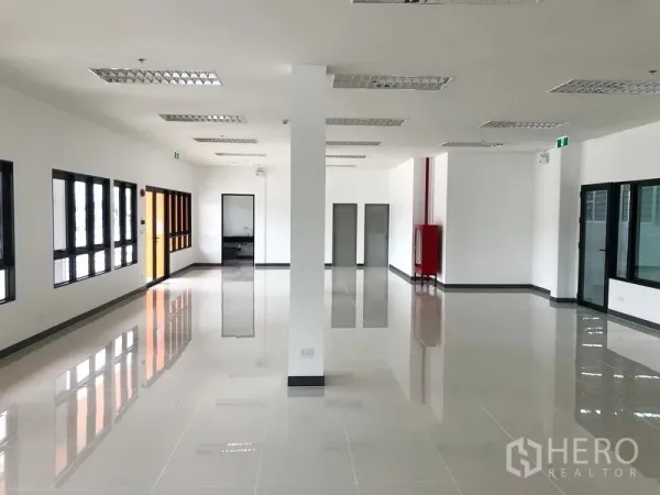 工厂 出租在Wang Noi, Phra Nakhon Si Ayutthaya - 采光良好的办公室空间，瓷砖地面与大面积黑框窗