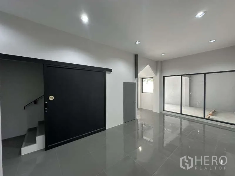 工厂 出租或出售在Bang Bua Thong, Nonthaburi - 一层办公室，黑色推拉门并通向庭院。