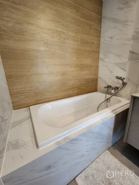 คอนโด ให้เช่าในKhlong Toei, Bangkok - อ่างอาบน้ำบิวท์อิน กรุกระเบื้องลายหินอ่อน ผนังตกแต่งลายไม้