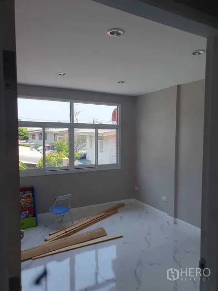 สำนักงานที่บ้าน ให้เช่าในSuan Luang, Bangkok - ห้องอเนกประสงค์แสงธรรมชาติ พื้นเงาและหน้าต่างบานกว้าง