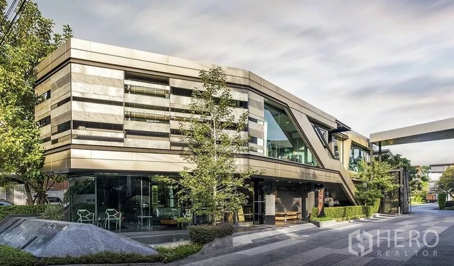 บ้าน ให้เช่าหรือขายในChatuchak, Bangkok - คลับเฮาส์และซุ้มทางเข้าโครงการสไตล์ร่วมสมัย