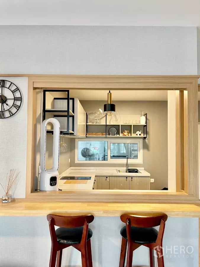 独立式住宅 出租在Prawet, Bangkok - 吧台连接开放式厨房，吧椅与开放置物架