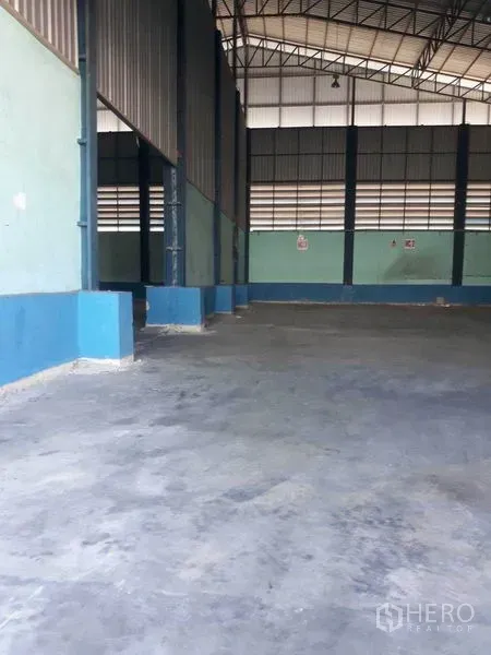 工厂 出租在Samut Prakan - 厂房内部开放空间，高钢结构屋顶与混凝土地坪。