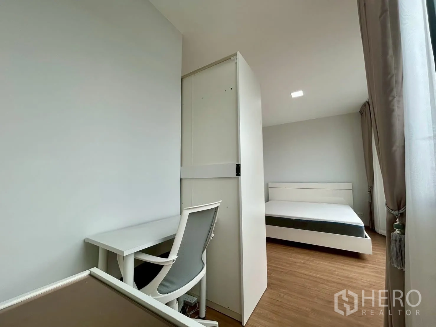 Townhouse for rent in Bang Phli, Samut Prakan - Small workspace with desk and chair next to bedroom.