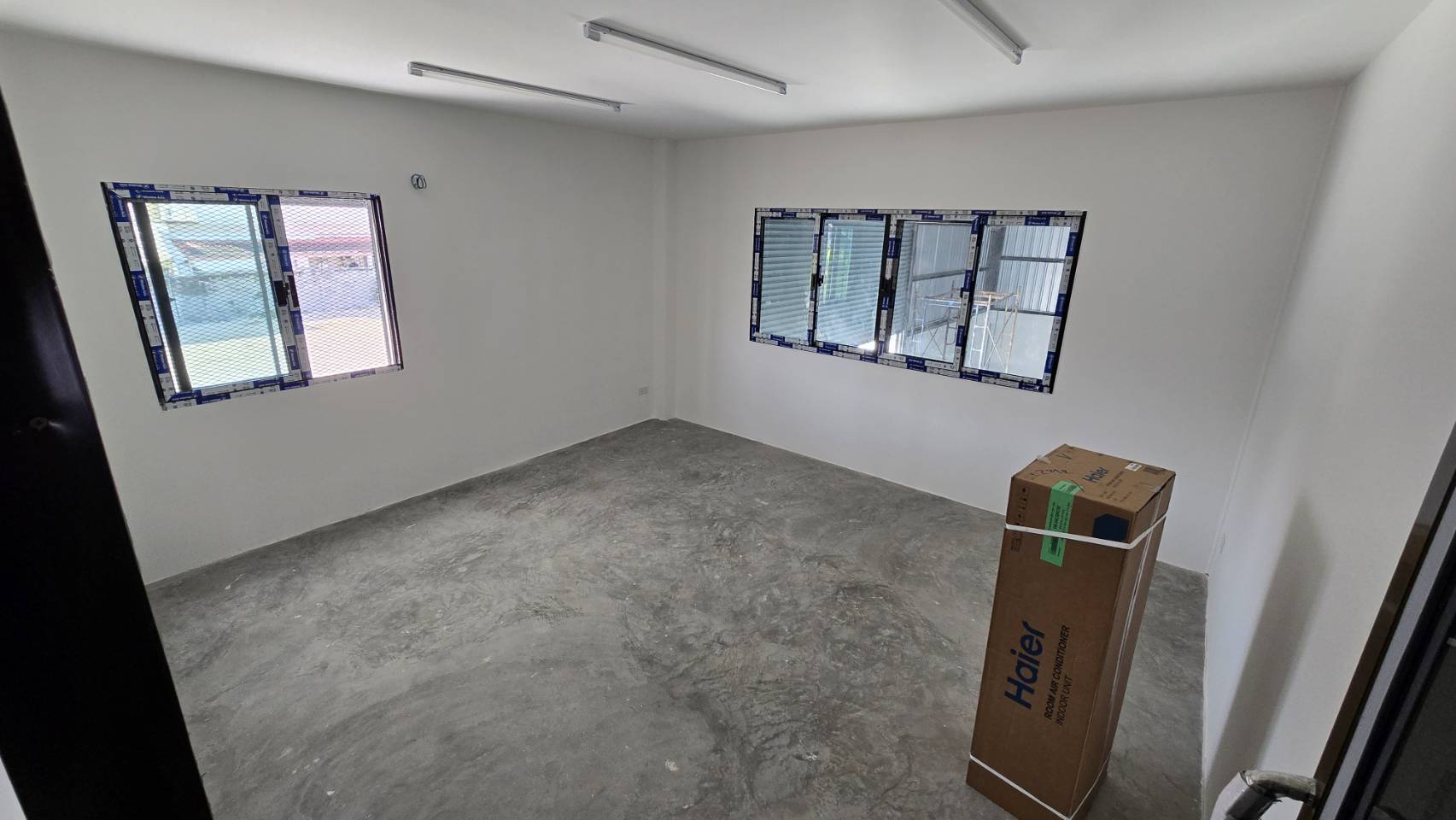 货栈 出租在Bang Phli, Samut Prakan - 仓库内明亮的办公室，设有窗户与长条照明灯。