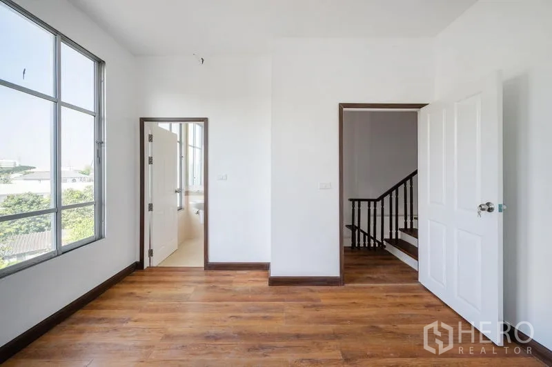 ทาวน์เฮาส์ ขาย - ห้องนอนมุมห้องหน้าต่างใหญ่ ประตูเข้าสู่ห้องน้ำในตัว