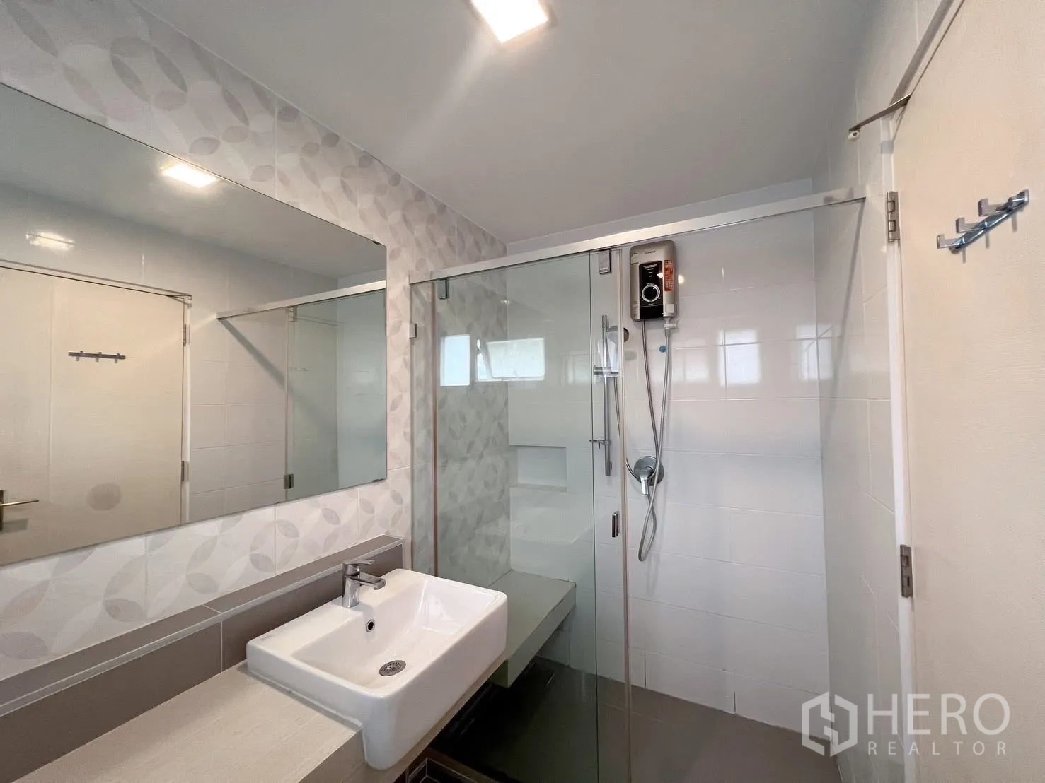 独立式住宅 出租或出售在Bang Phli, Samut Prakan - 干净瓷砖浴室，坐便与大淋浴间