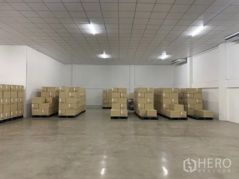 คลังสินค้า ให้เช่าในYan Nawa, Bangkok - คลังสูงโปร่ง ไฟ LED สว่าง พร้อมกล่องสินค้าจัดเรียงบนพาเลทอย่างเป็นระเบียบ