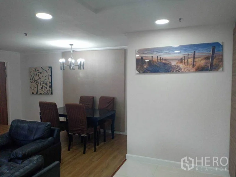 คอนโด ให้เช่าในWatthana, Bangkok - พื้นที่ทานอาหารใกล้ห้องนั่งเล่น มีงานศิลปะผนังและพื้นไม้โทนอุ่น