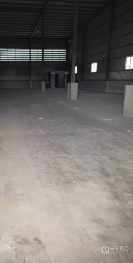 คลังสินค้า ให้เช่าในLat Krabang, Bangkok - ภายในโกดังโล่ง เพดานสูง พื้นคอนกรีต มีช่องแสงธรรมชาติ