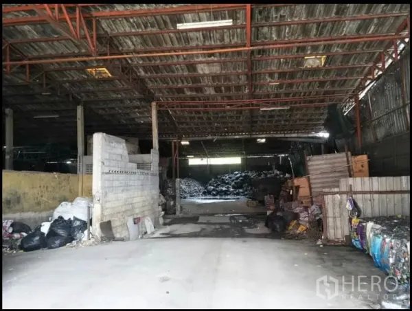 คลังสินค้า ขายในLat Krabang, Bangkok - ฮอลล์โกดังโล่ง พื้นคอนกรีตและหลังคาเมทัลชีทสำหรับงานขนถ่าย