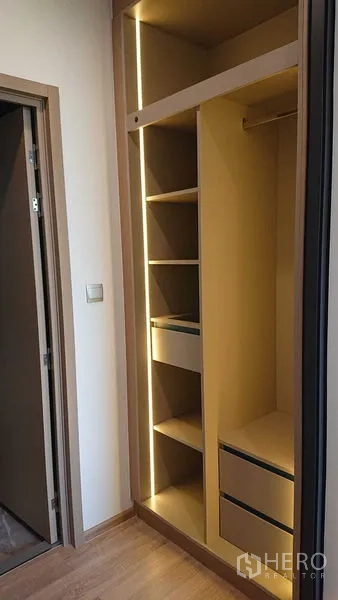 คอนโด ขายในWatthana, Bangkok - ตู้เสื้อผ้าบิลต์อินพร้อมชั้นและลิ้นชัก เปิดไฟ LED แบบอบอุ่น