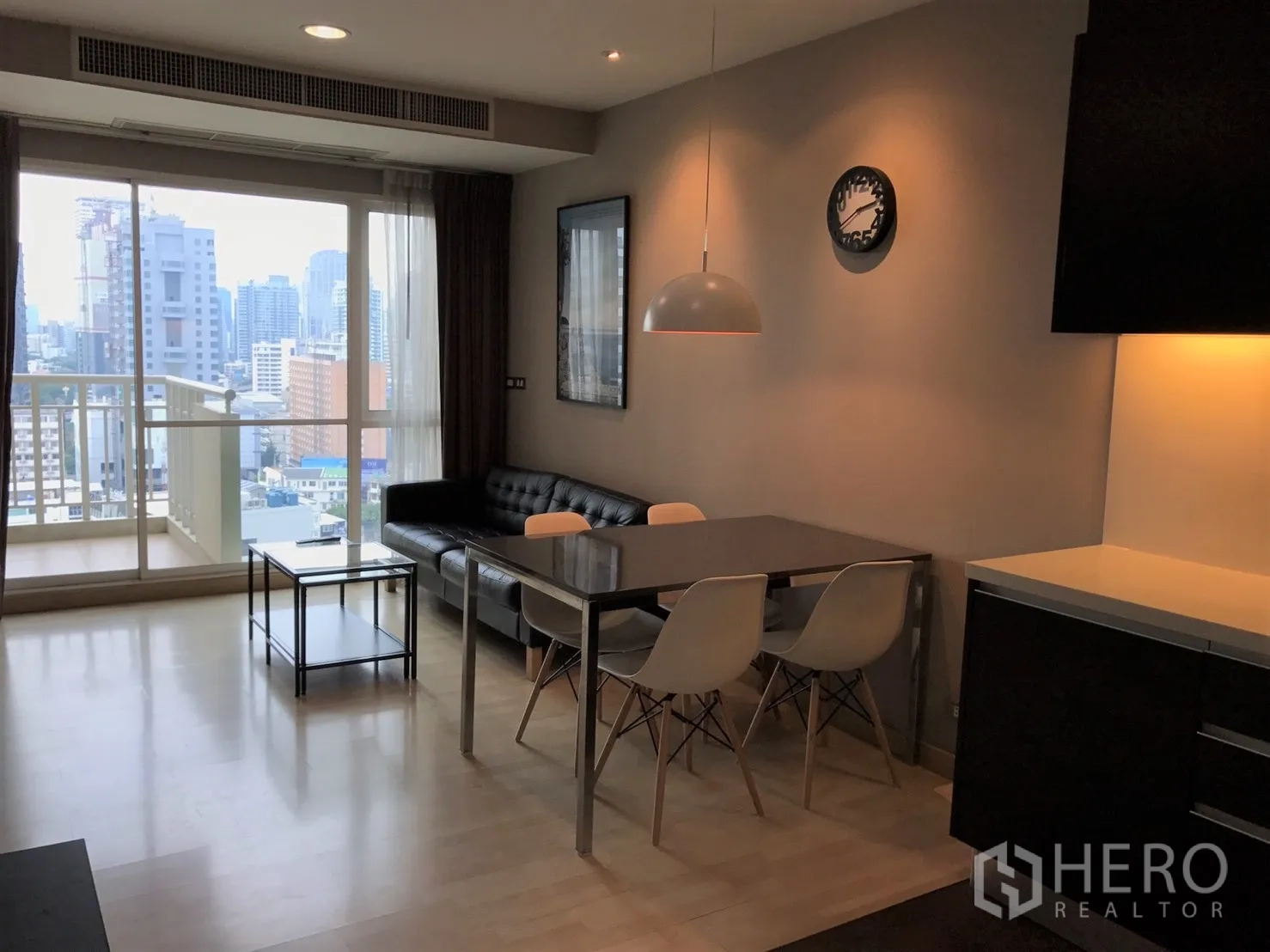 คอนโด ให้เช่าในWatthana, Bangkok - ห้องนั่งเล่นและรับประทานอาหารสว่างของคอนโด 2 ห้องนอนในเขตวัฒนา พร้อมระเบียงวิวเมือง