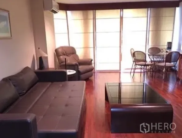 คอนโด ให้เช่าหรือขายในWatthana, Bangkok - ห้องนั่งเล่น โซฟาหนัง โต๊ะกลางกระจก และมุมรับประทานอาหารริหน้าต่าง