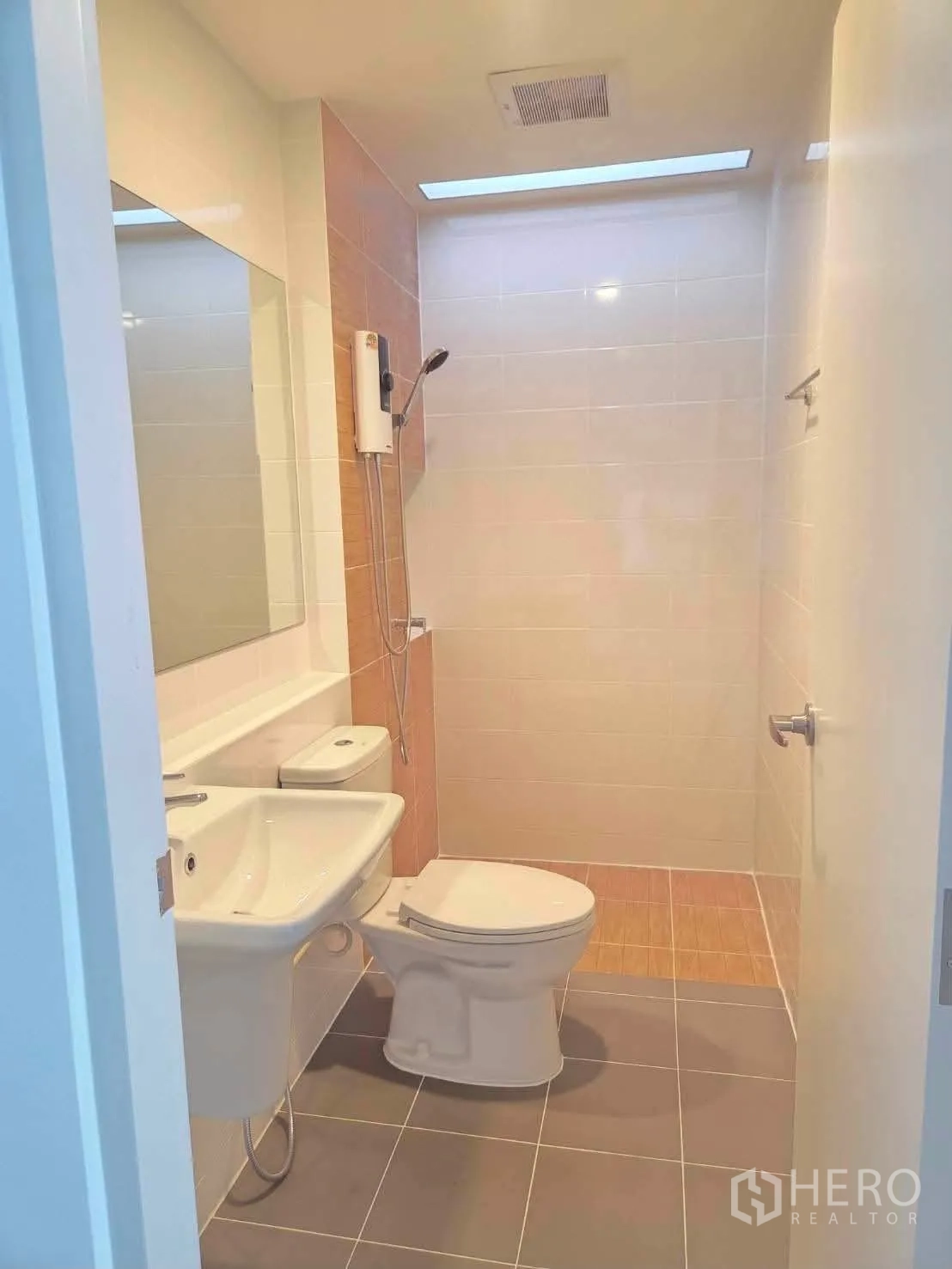 联排别墅 for rent in Bang Phli, Samut Prakan - 干净卫浴，含坐厕、洗手盆、淋浴区与热水器。