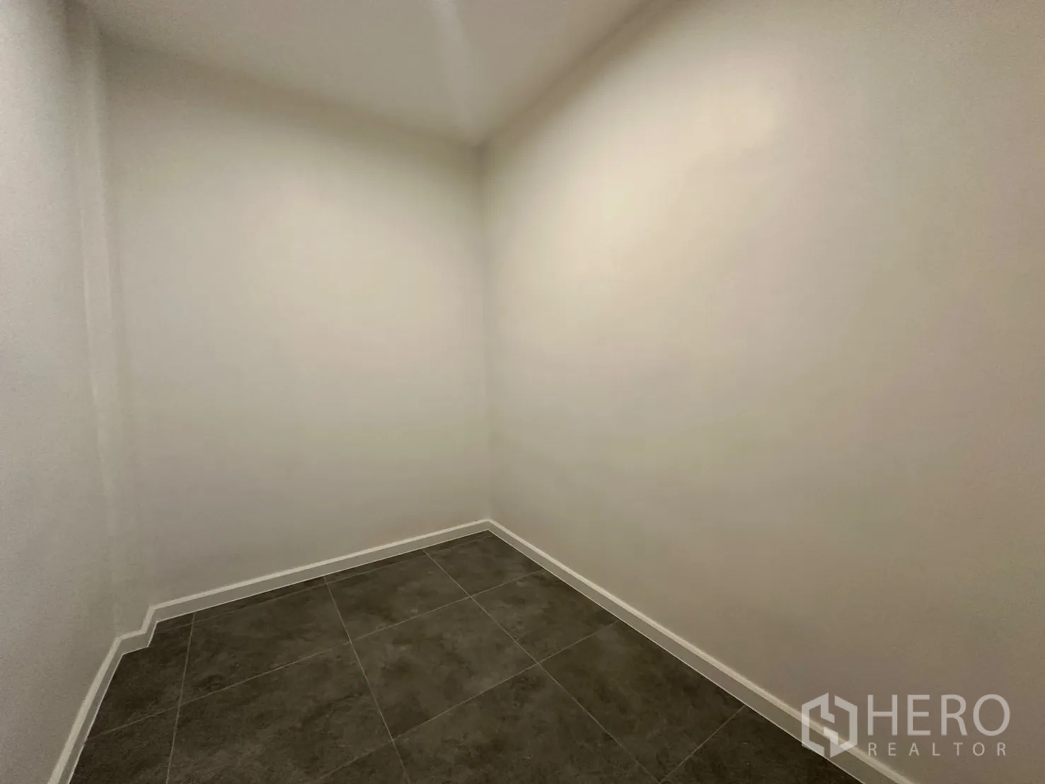 带办公室的家 出租在Phra Khanong, Bangkok - 小型储物间，瓷砖地面与简洁墙面。