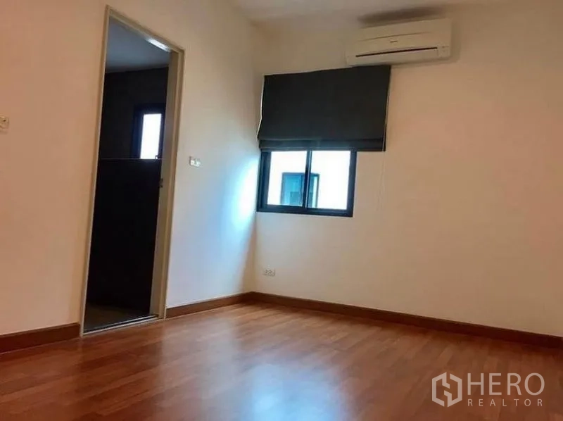 สำนักงานที่บ้าน ให้เช่า - ห้องนอนพร้อมหน้าต่าง ม่านบังแสง แอร์ และประตูเข้าห้องน้ำ