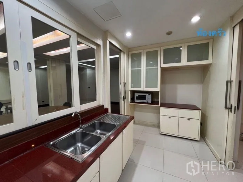 公寓 出租在Khlong Toei, Bangkok - 紧凑型备餐厨房，红色台面、双水槽与白色橱柜