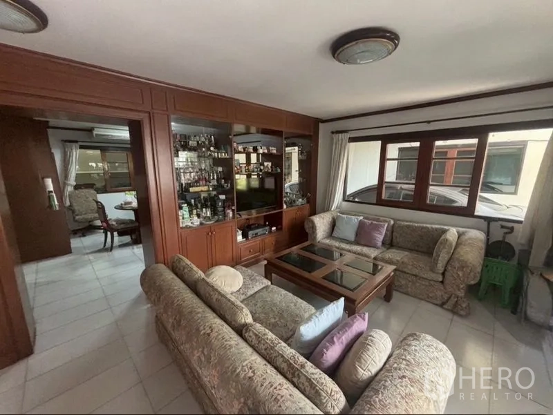 独栋房屋 for sale in Suan Luang, Bangkok - 客厅配沙发组、茶几与内置展示柜。