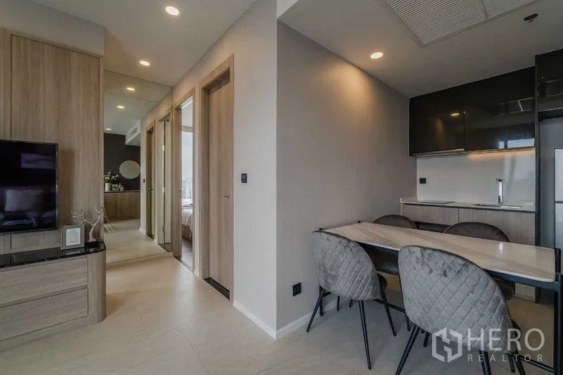 คอนโด ให้เช่าในPathum Wan, Bangkok - พื้นที่ทานอาหารแบบเปิดเชื่อมครัว ขนาดกะทัดรัด ตู้ลอยเงางามและตู้เย็น