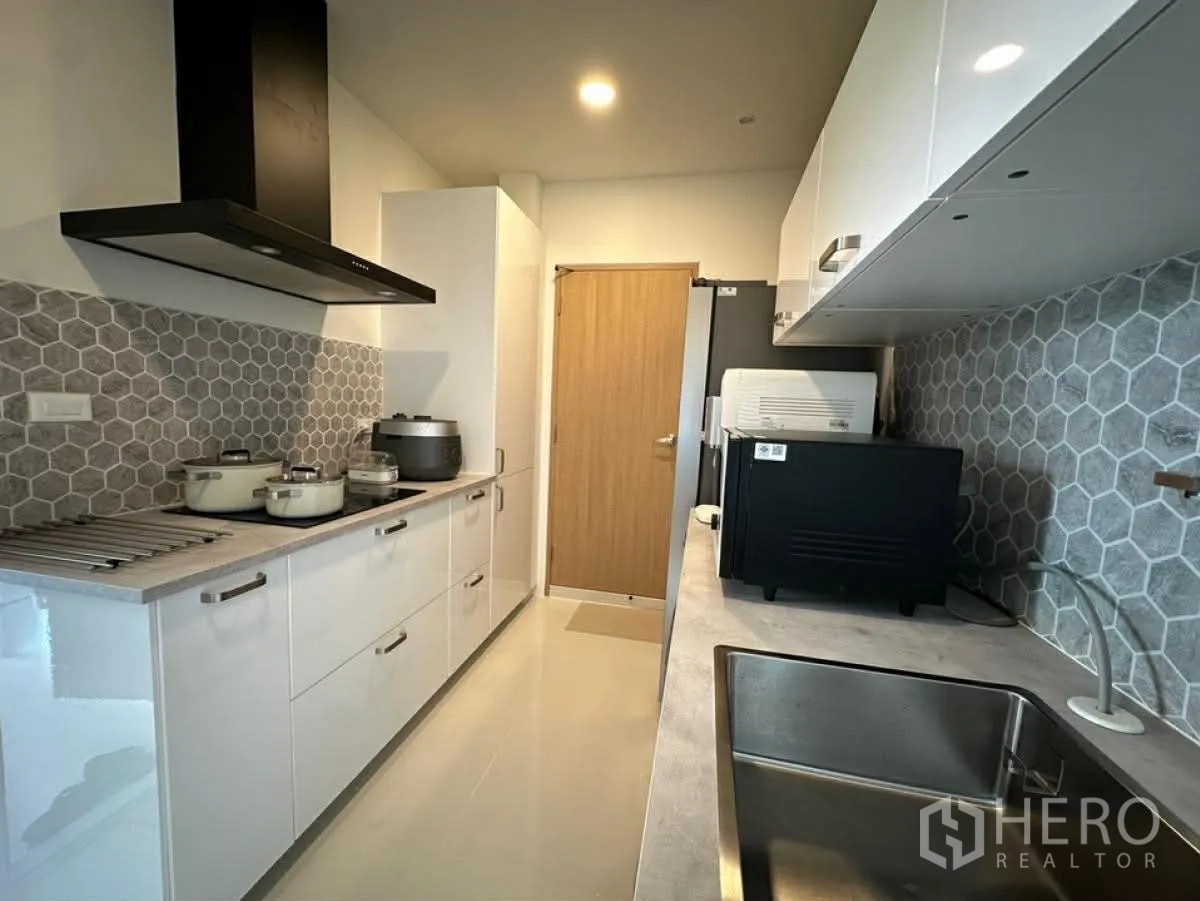 บ้านเดี่ยว for rent in Bang Phli, Samut Prakan - มุมครัวมีเตาและเครื่องดูดควัน ตู้เก็บของ และเตาอบตั้งโต๊ะ