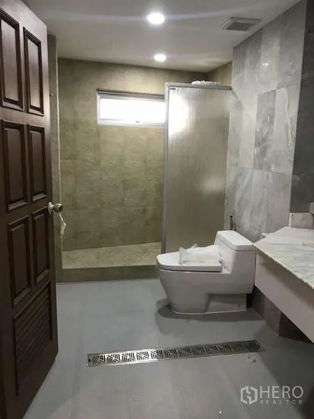 คอนโด ขายในWatthana, Bangkok - ห้องน้ำมีฝักบัวกั้นกระจกฝ้า โถสุขภัณฑ์ และเคาน์เตอร์หินอ่อน