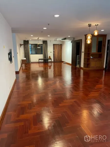 คอนโด ขายในWatthana, Bangkok - มุมมองห้องรับแขกพร้อมโคมไฟแขวน ตู้บิลต์อิน และพื้นไม้ขัดมัน