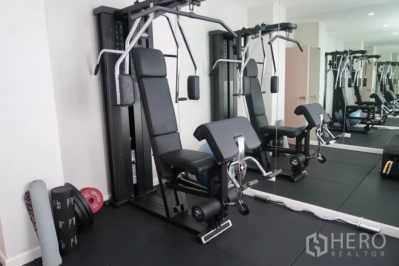 บ้าน ให้เช่าในPrawet, Bangkok - ห้องฟิตเนสส่วนตัวพร้อมเครื่องออกกำลังกายหลายสถานีและผนังกระจก