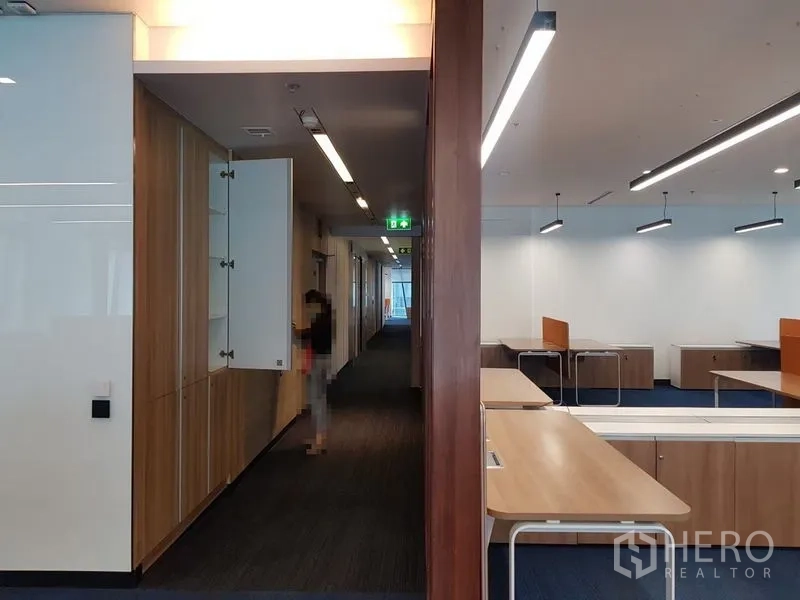 สำนักงาน ให้เช่าในHuai Khwang, Bangkok - โถงทางเดินสมัยใหม่ ตู้ไม้ ผนังกระจก และพื้นที่ทำงานเปิดโล่งสว่างด้วยไฟเส้น