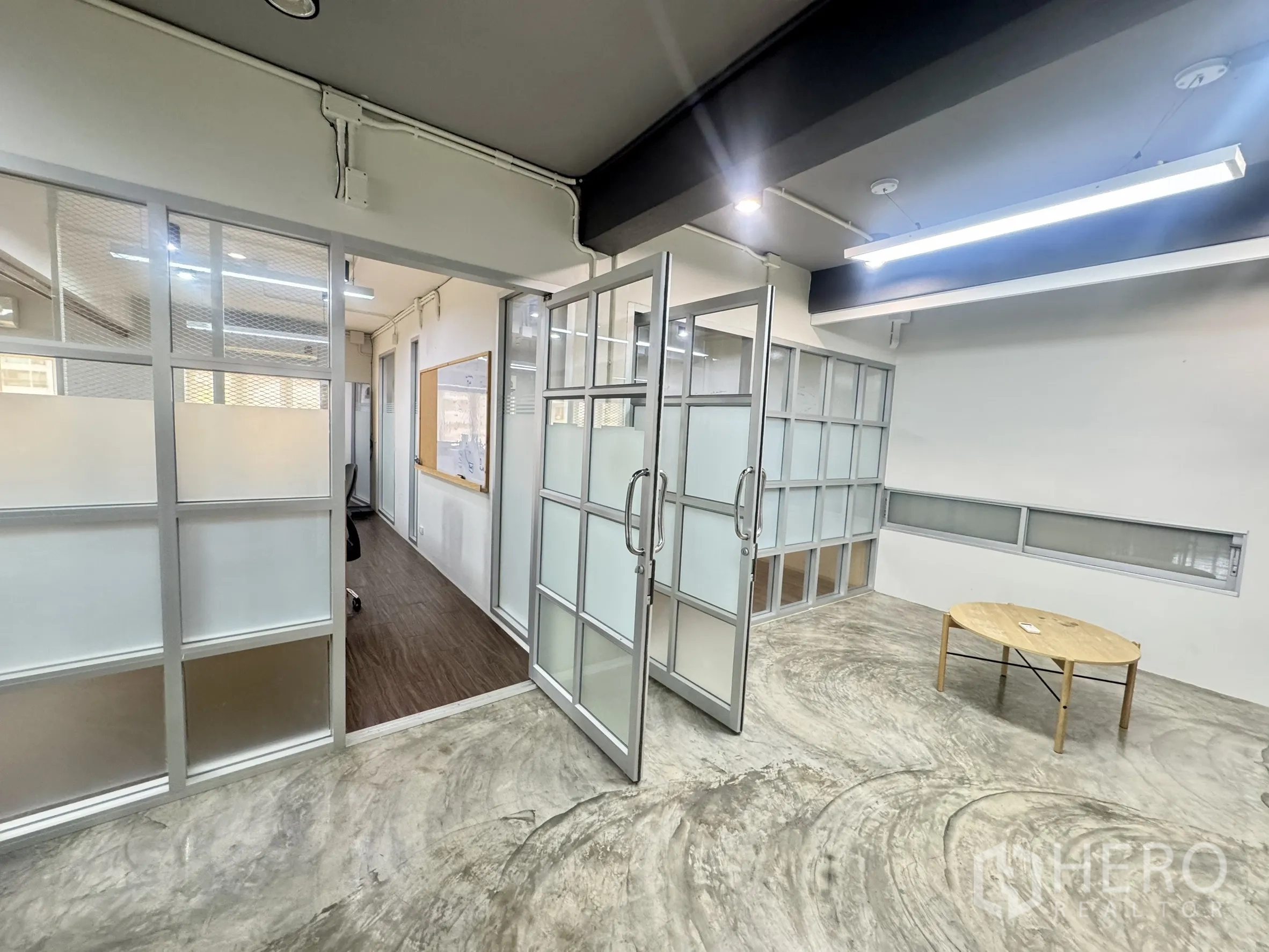 Office Space for rent in Bang Rak, Bangkok - Entry corridor with double glass doors opening to offices with frosted glass panels.