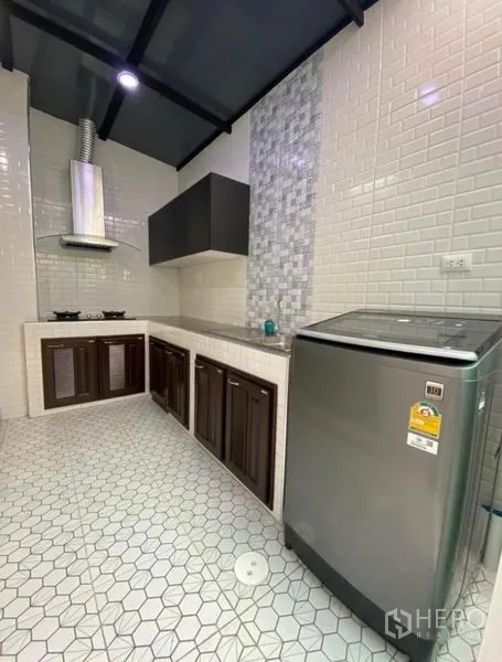 ทาวน์เฮาส์ ให้เช่าในBang Phli, Samut Prakan - ครัวสมัยใหม่ ผนังกระเบื้องซับเวย์ สีขาว พื้นลายหกเหลี่ยม เตาแก๊ส ฮูดสแตนเลส และเครื่องซักผ้า