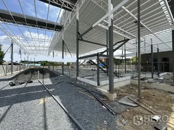 货栈 出租在Lat Krabang, Bangkok - 仓库内部结构视角，可见立柱、屋面板与待铺地面的碎石层。