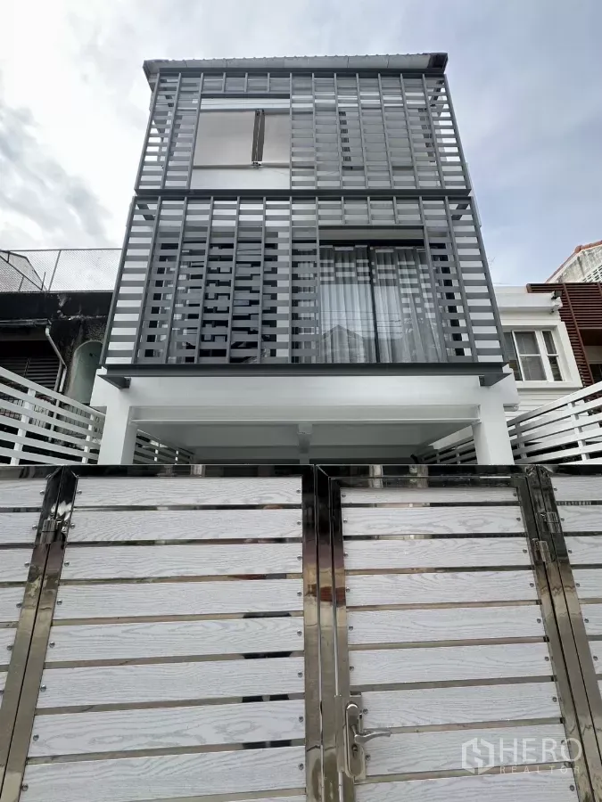 สำนักงานที่บ้าน ให้เช่าในPhra Khanong, Bangkok - ด้านหน้าบ้านออฟฟิศ 3 ชั้นสไตล์โมเดิร์น ม่านระแนงโลหะและรั้วสีขาว